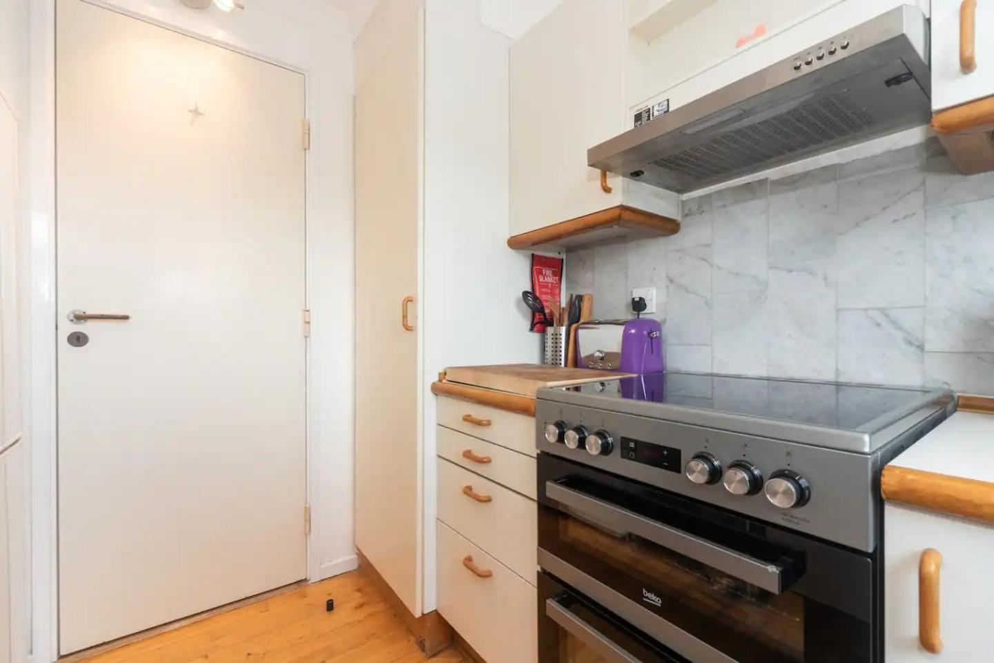 Sunny Maisonette with views over Canary Wharf, London
