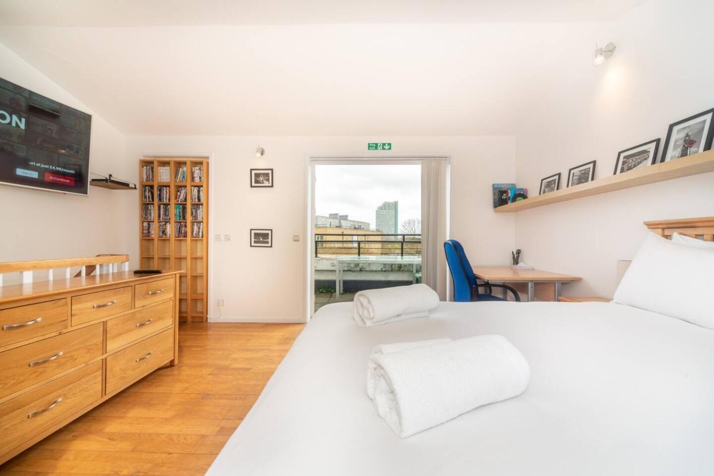 Sunny Maisonette with views over Canary Wharf, London
