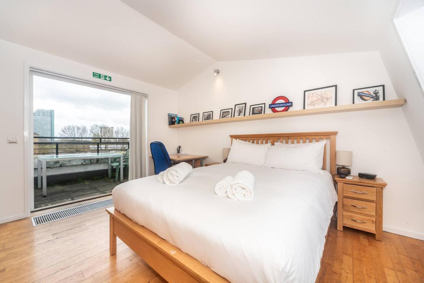 Sunny Maisonette with views over Canary Wharf, London