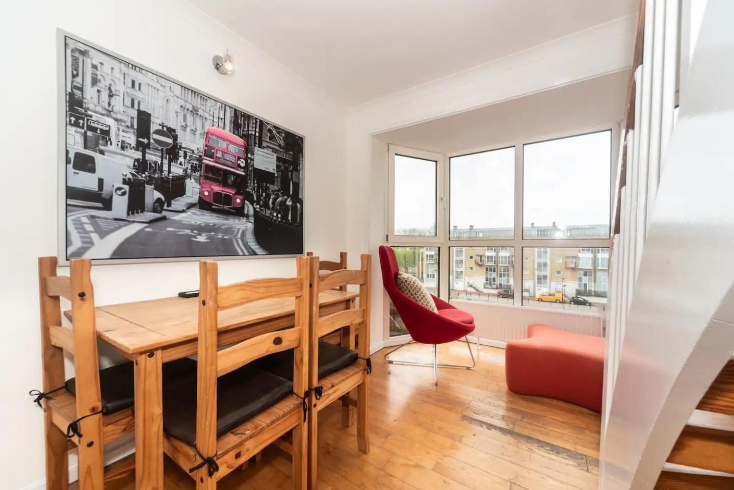 Sunny Maisonette with views over Canary Wharf, London
