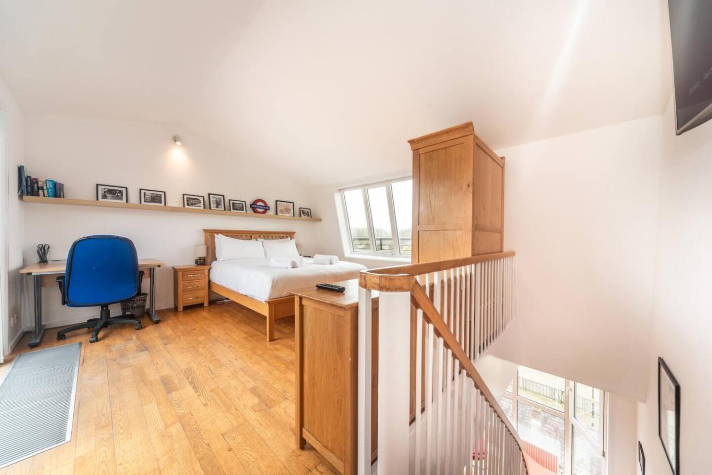 Sunny Maisonette with views over Canary Wharf, London