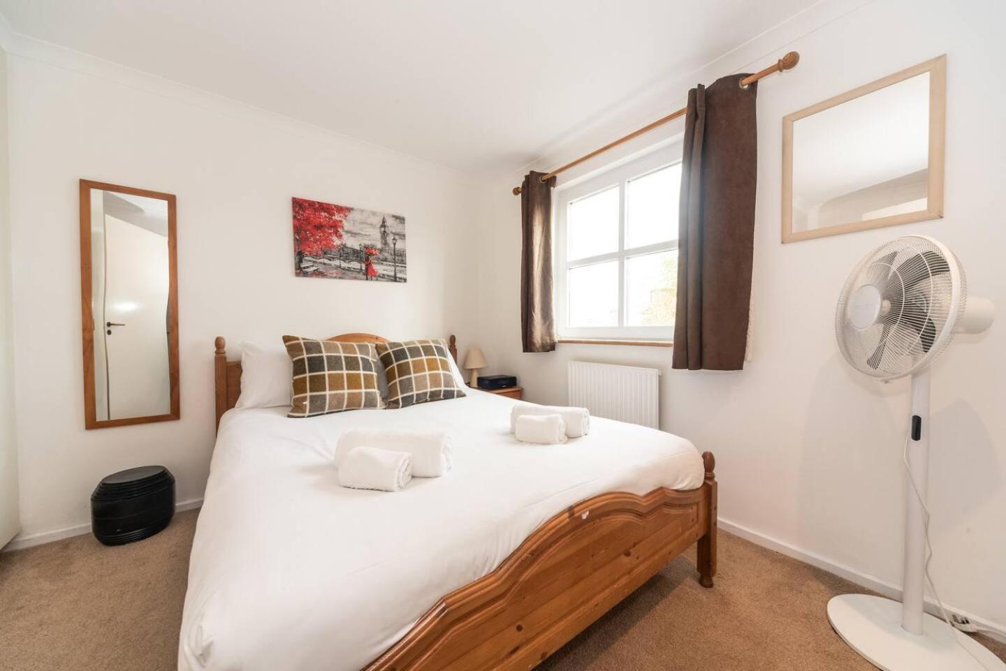Sunny Maisonette with views over Canary Wharf, London