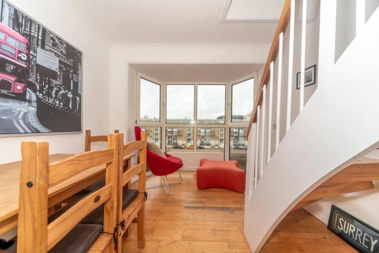 Sunny Maisonette with views over Canary Wharf, London