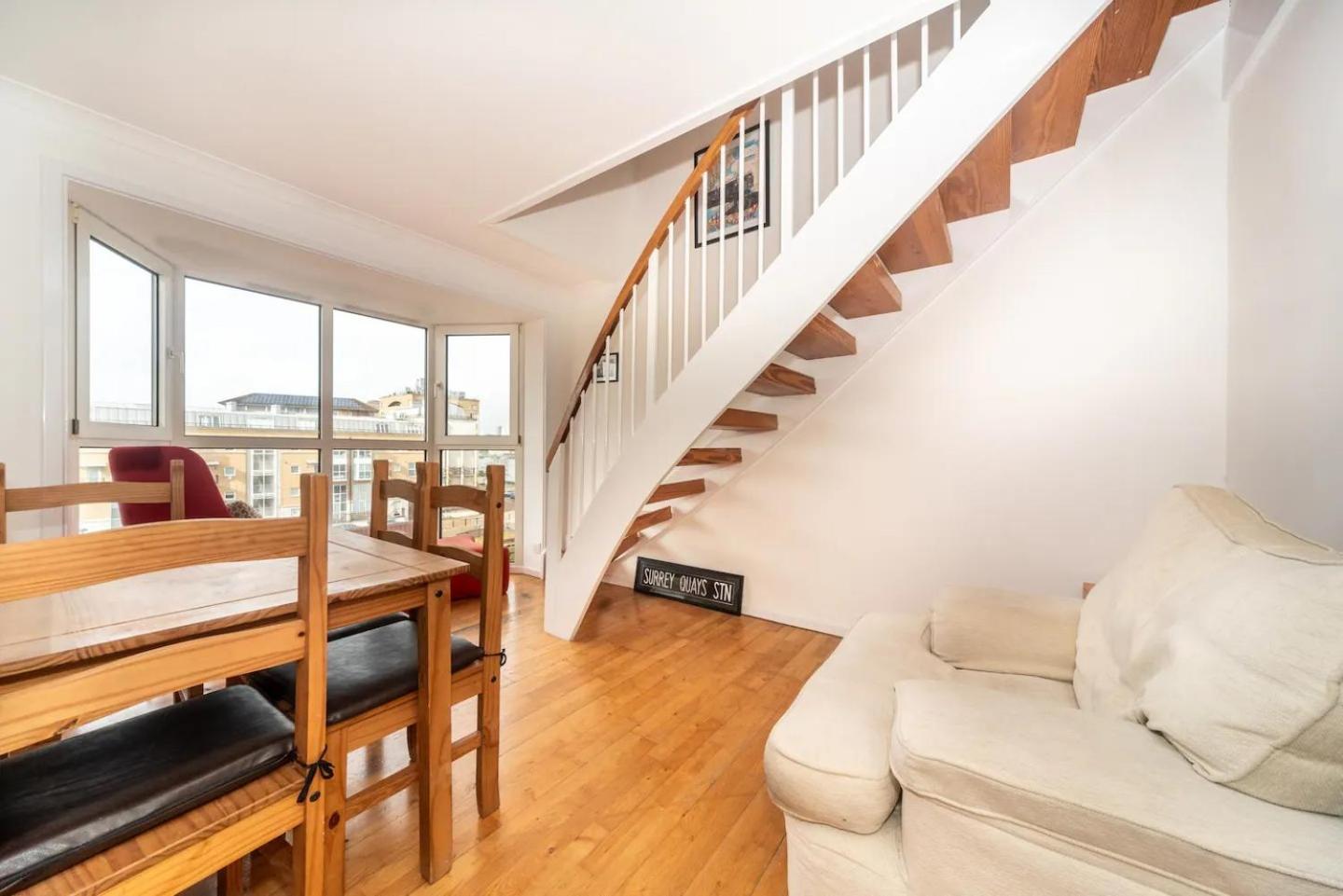 Sunny Maisonette with views over Canary Wharf, London