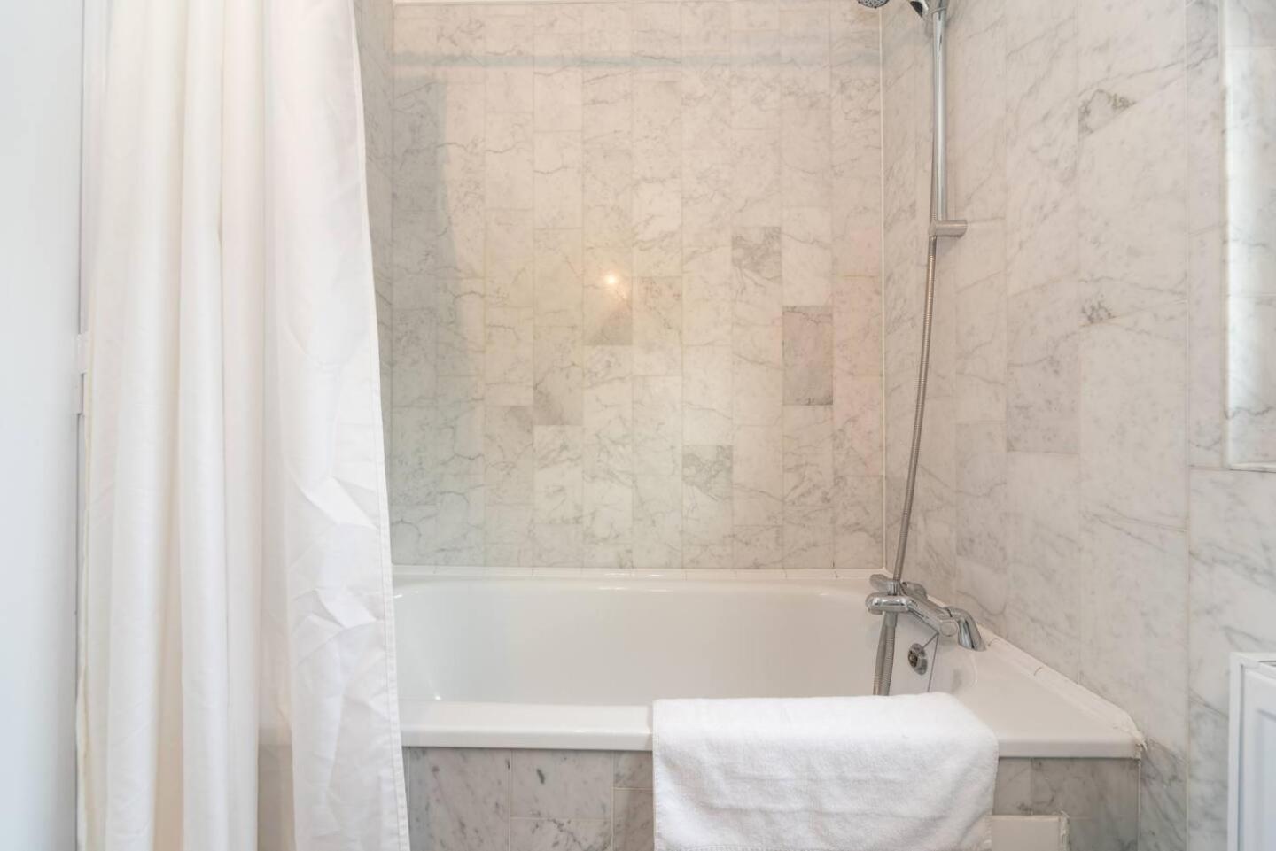 Sunny Maisonette with views over Canary Wharf, London