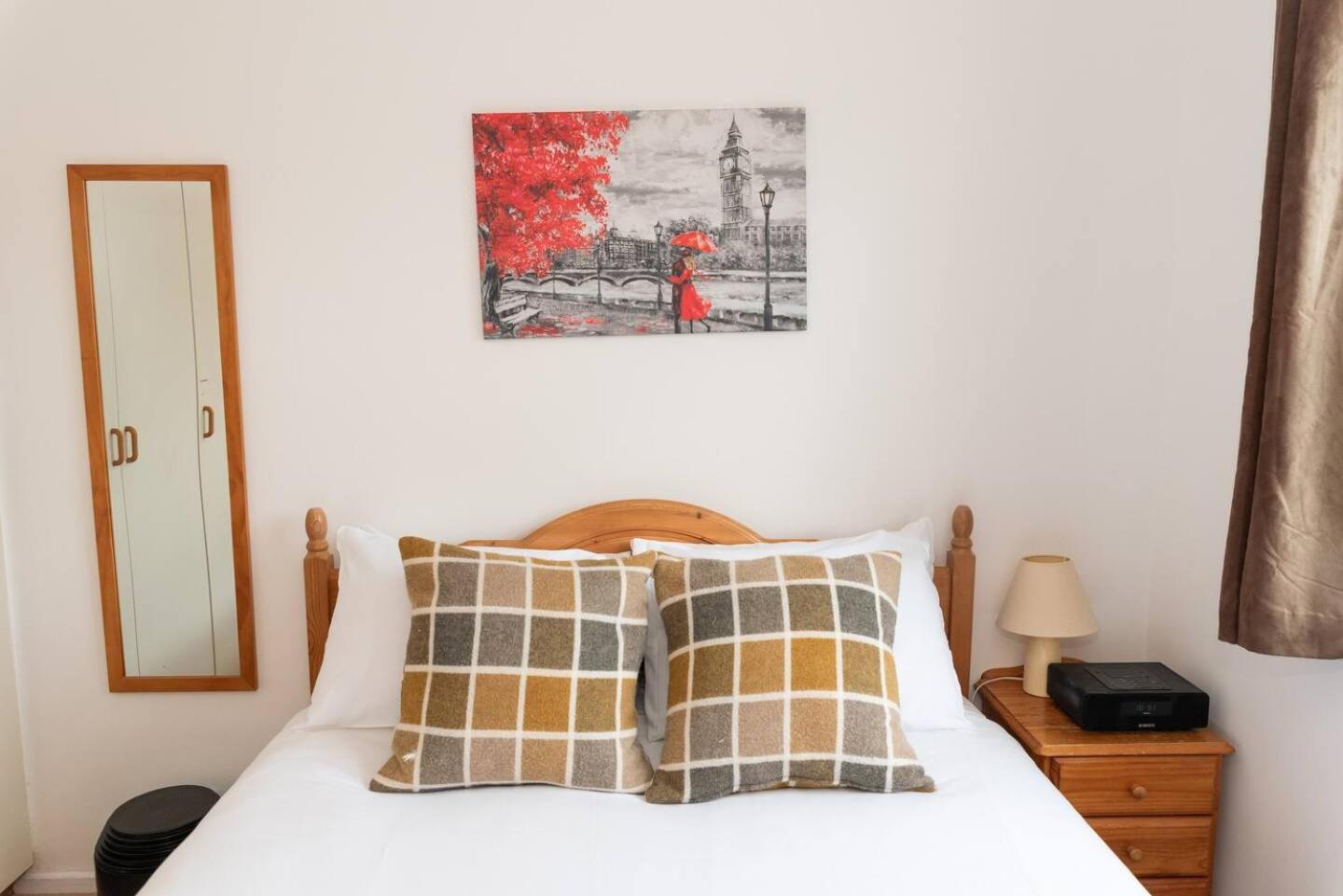 Sunny Maisonette with views over Canary Wharf, London