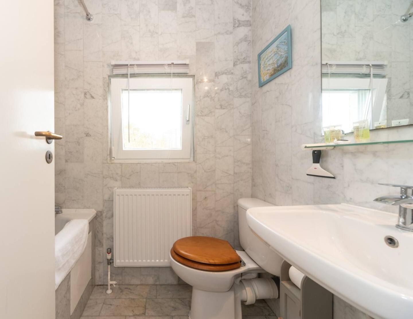 Sunny Maisonette with views over Canary Wharf, London