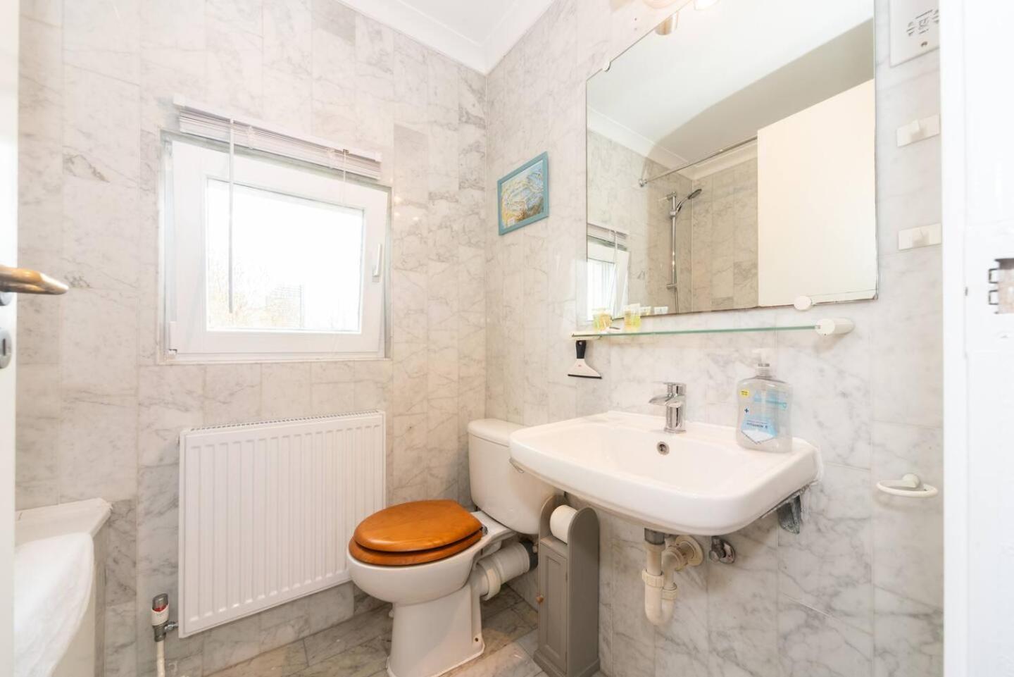Sunny Maisonette with views over Canary Wharf, London