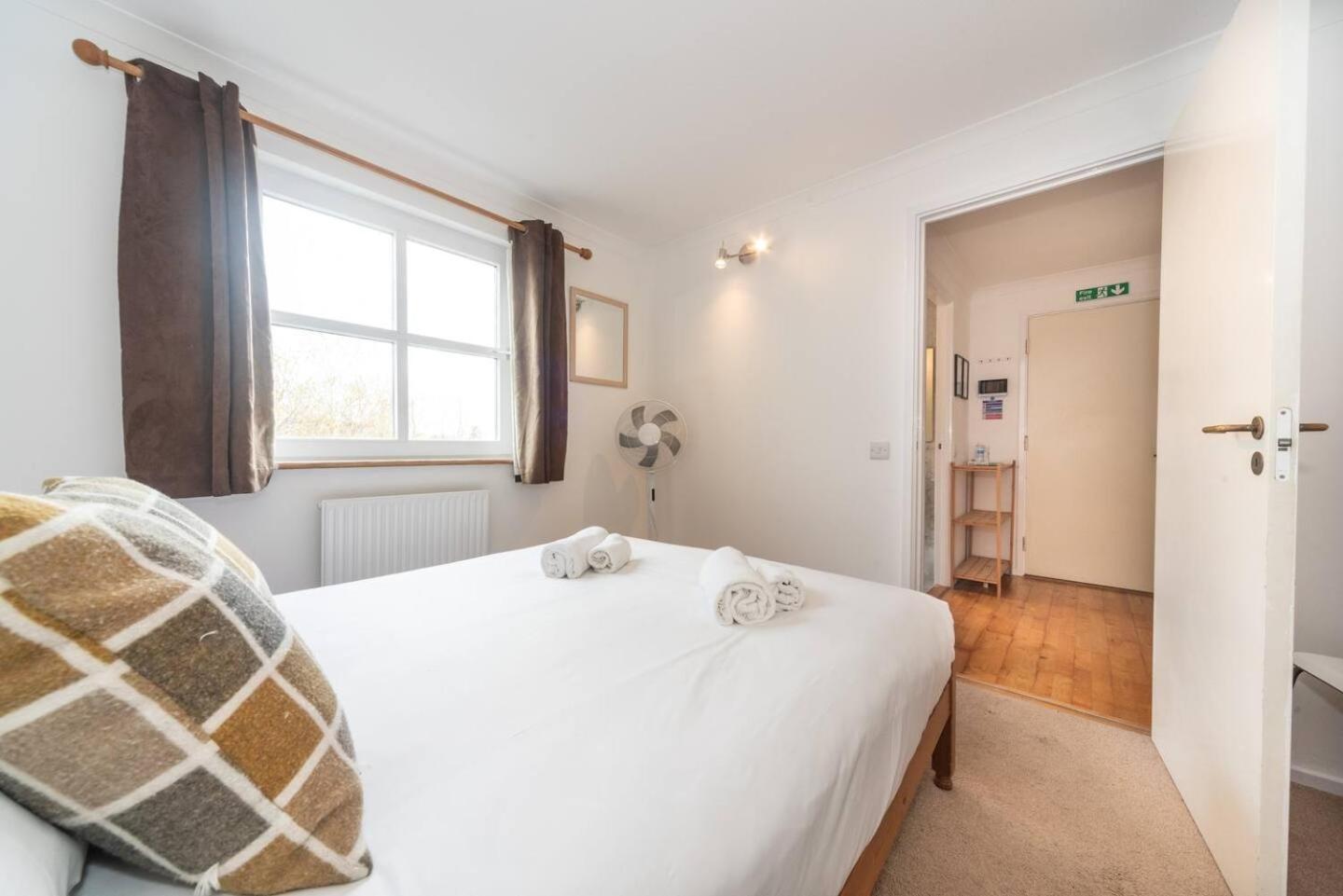 Sunny Maisonette with views over Canary Wharf, London