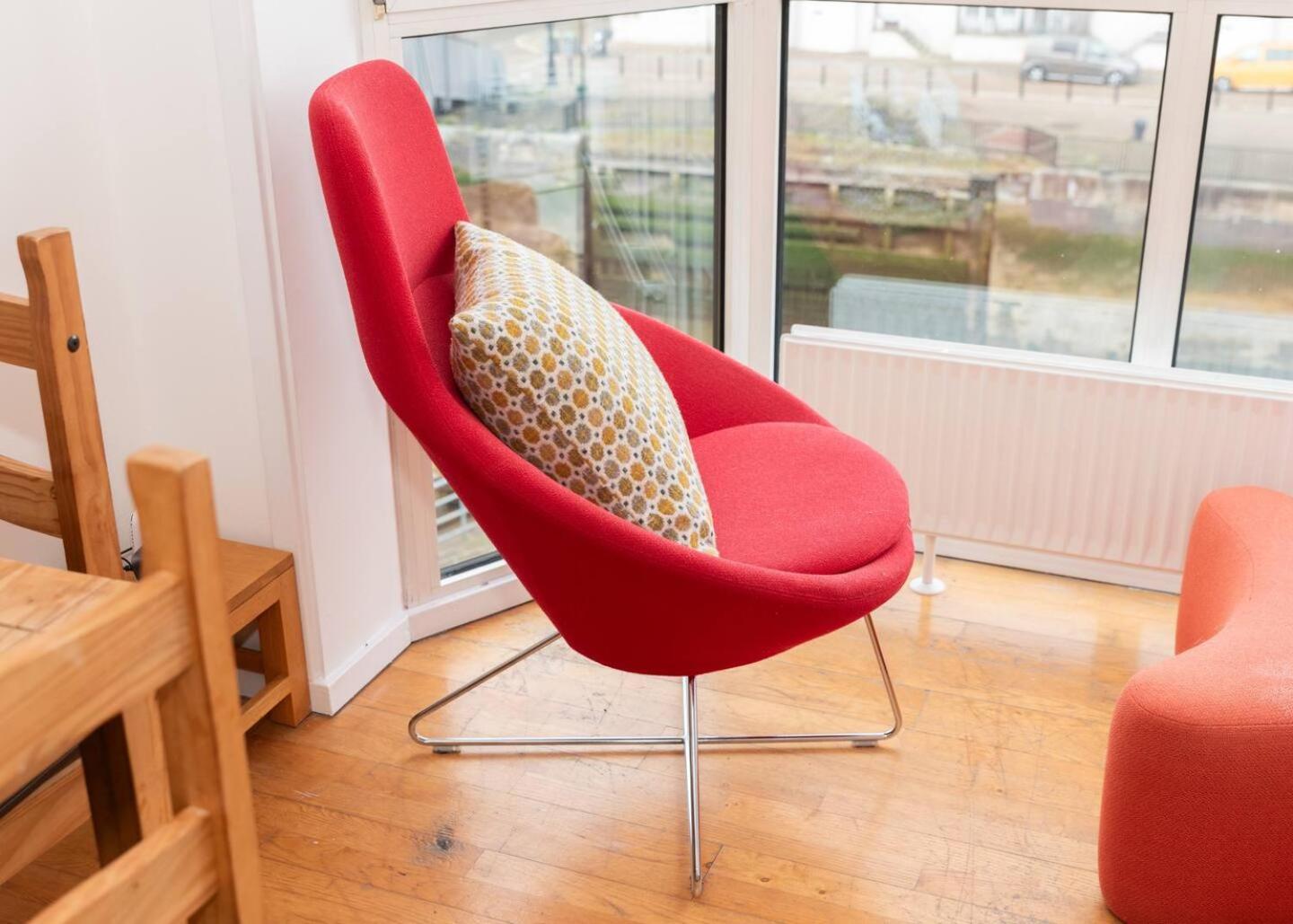 Sunny Maisonette with views over Canary Wharf, London