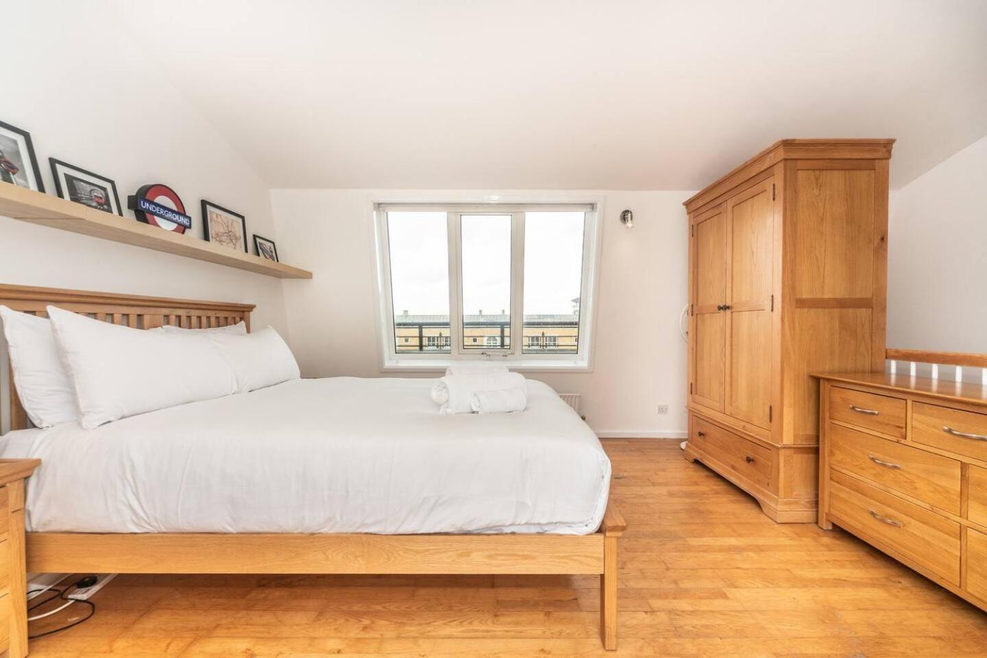 Sunny Maisonette with views over Canary Wharf, London