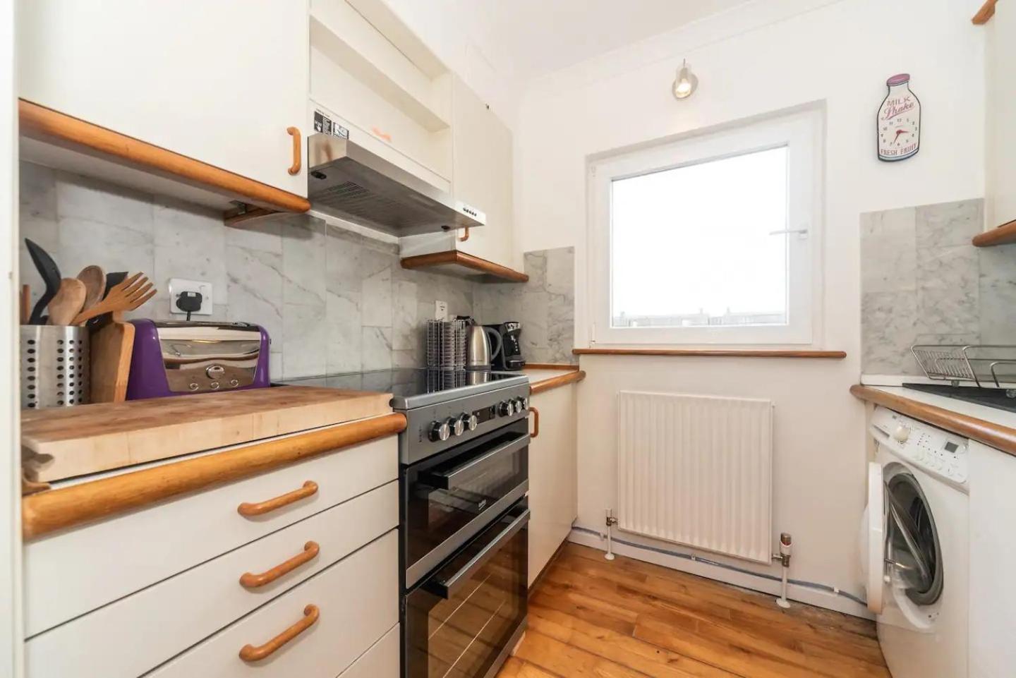 Sunny Maisonette with views over Canary Wharf, London
