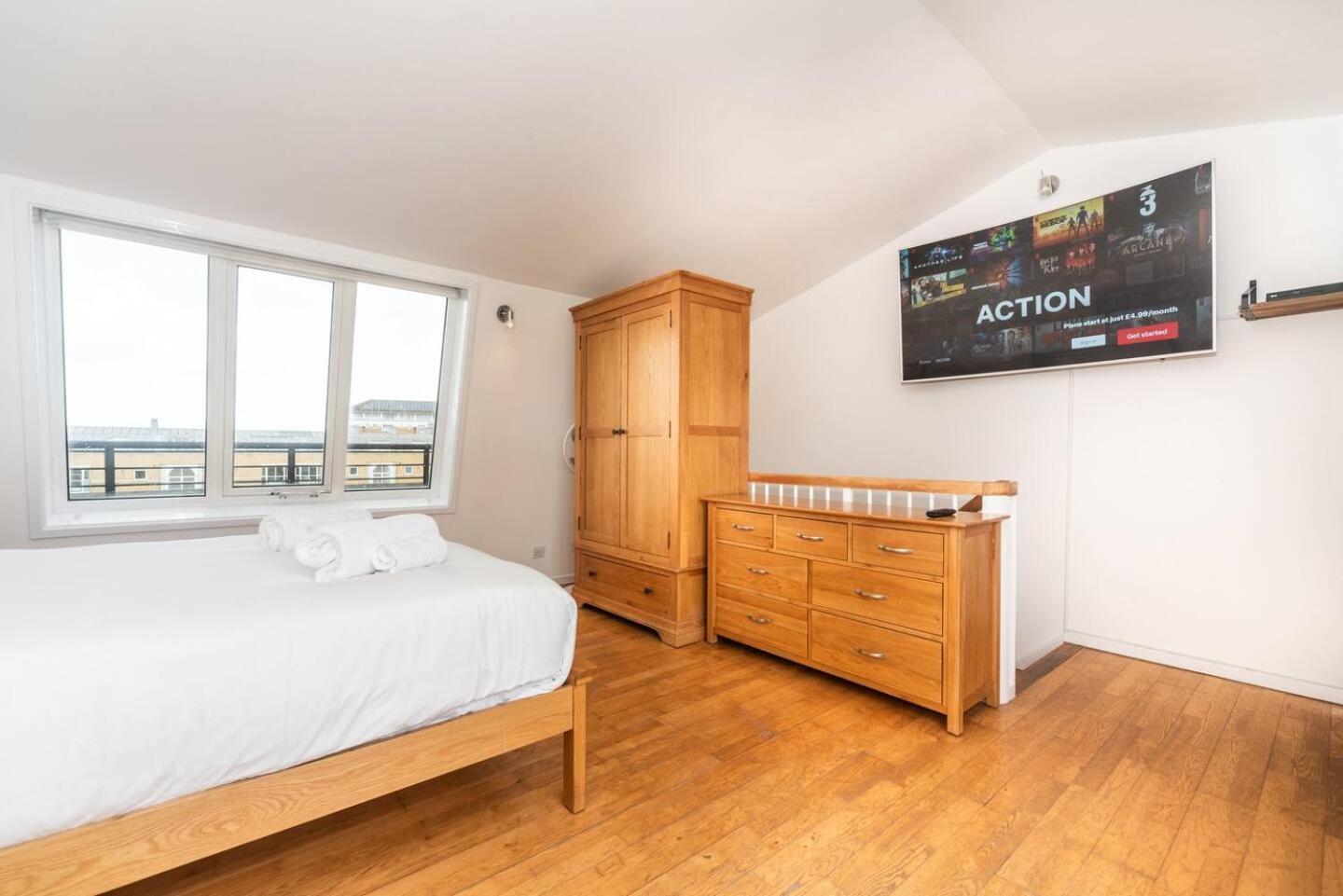Sunny Maisonette with views over Canary Wharf, London