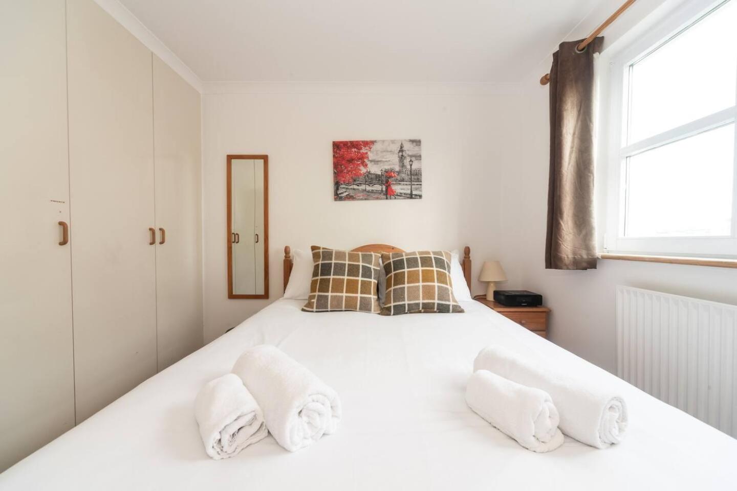 Sunny Maisonette with views over Canary Wharf, London