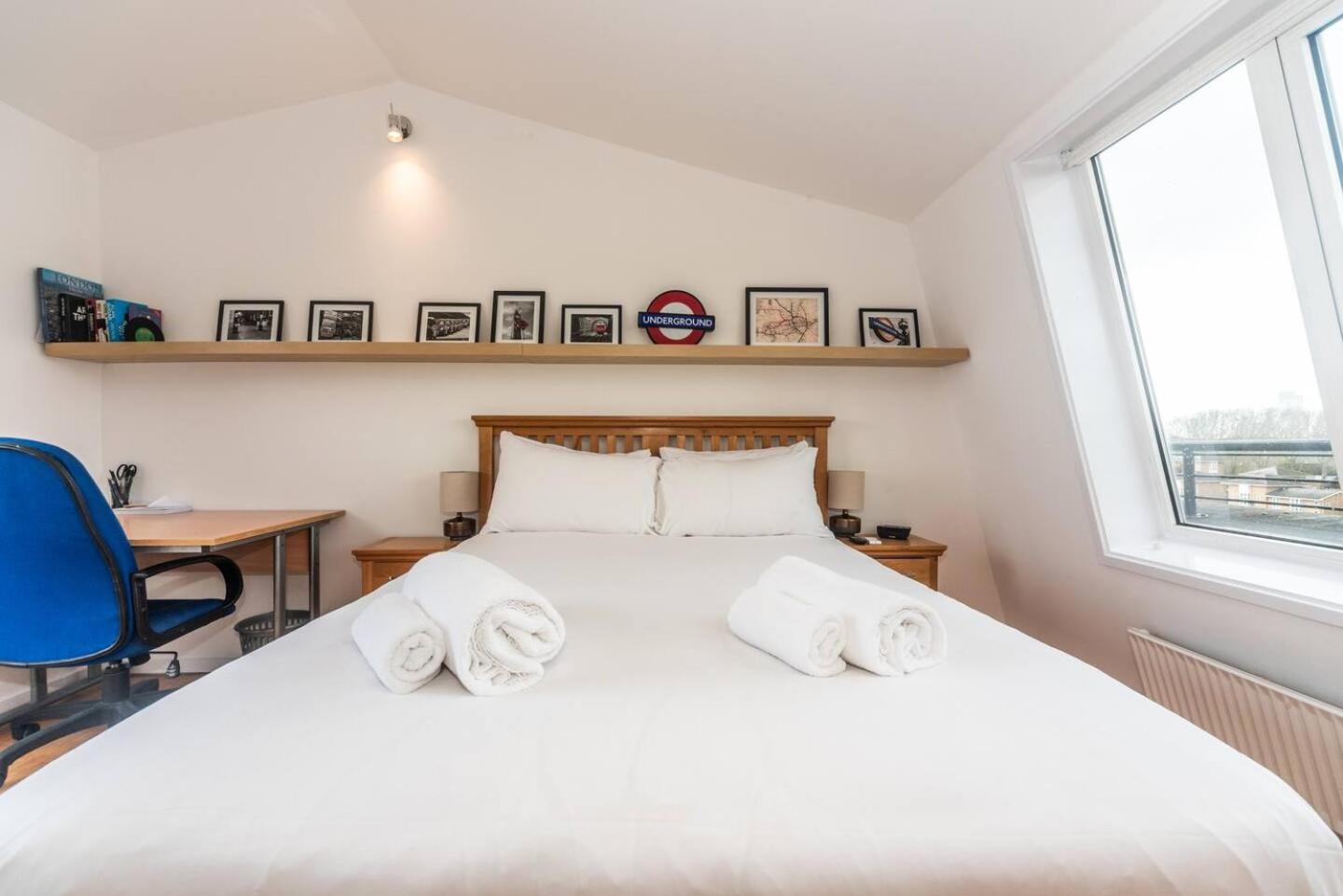 Sunny Maisonette with views over Canary Wharf, London