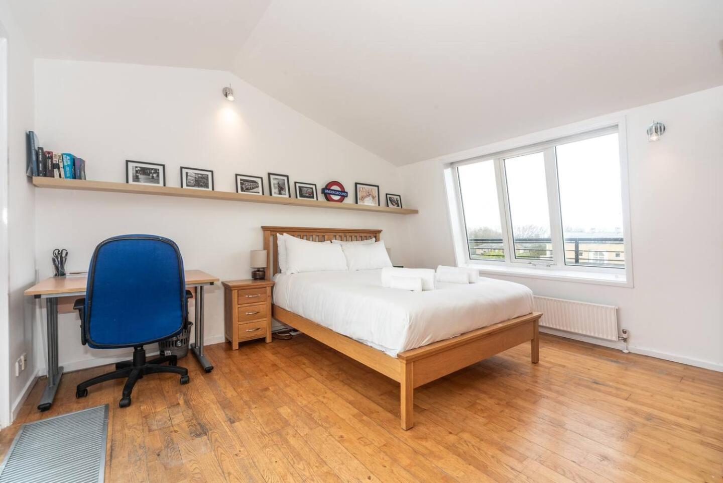Sunny Maisonette with views over Canary Wharf, London