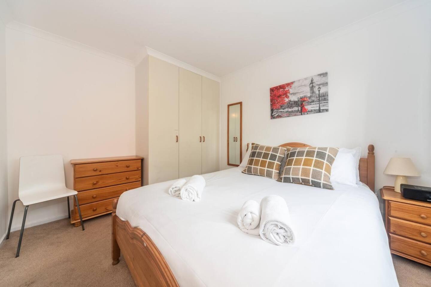 Sunny Maisonette with views over Canary Wharf, London