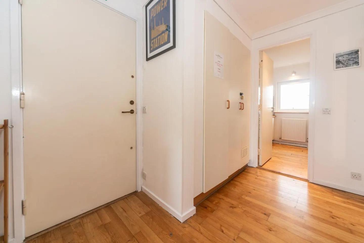 Sunny Maisonette with views over Canary Wharf, London