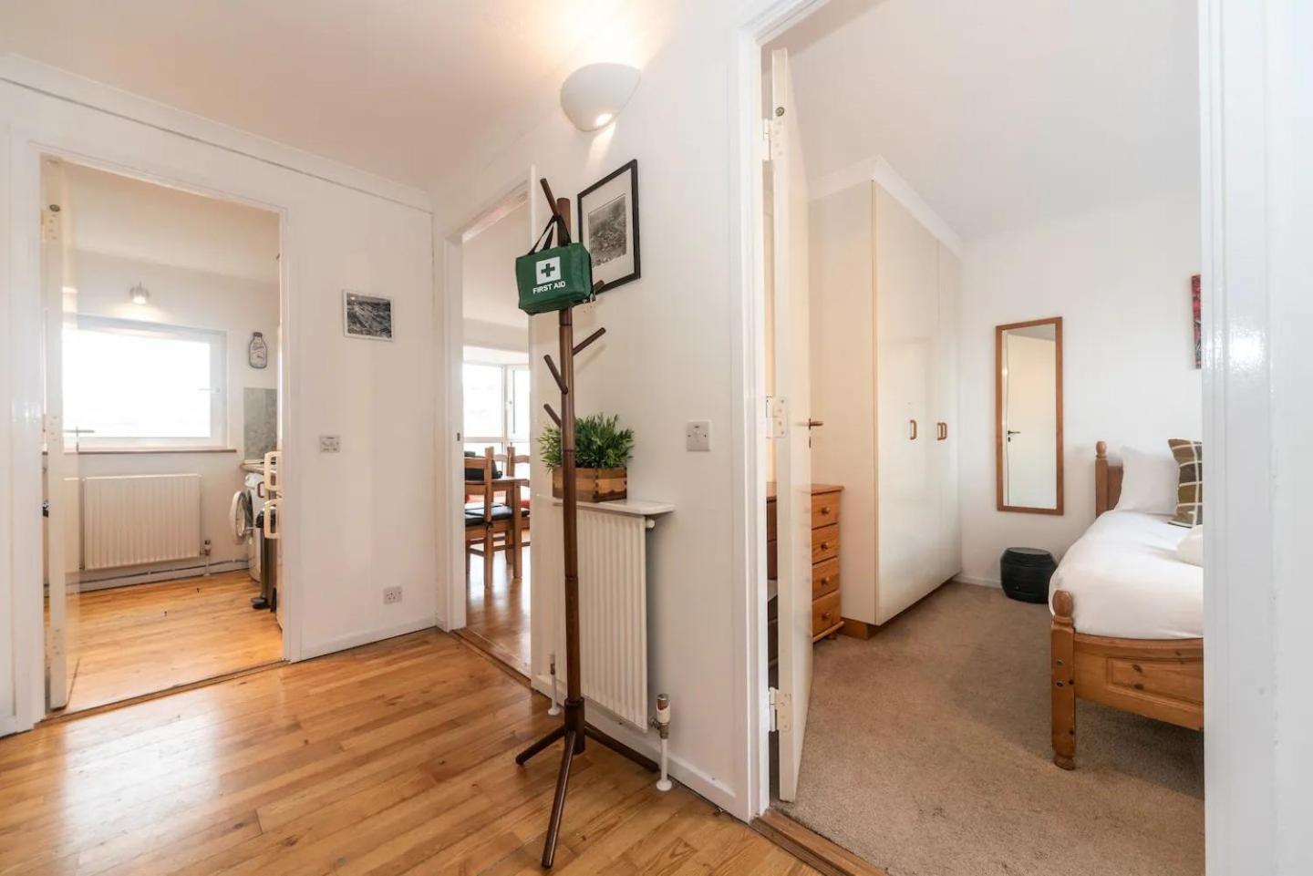 Sunny Maisonette with views over Canary Wharf, London