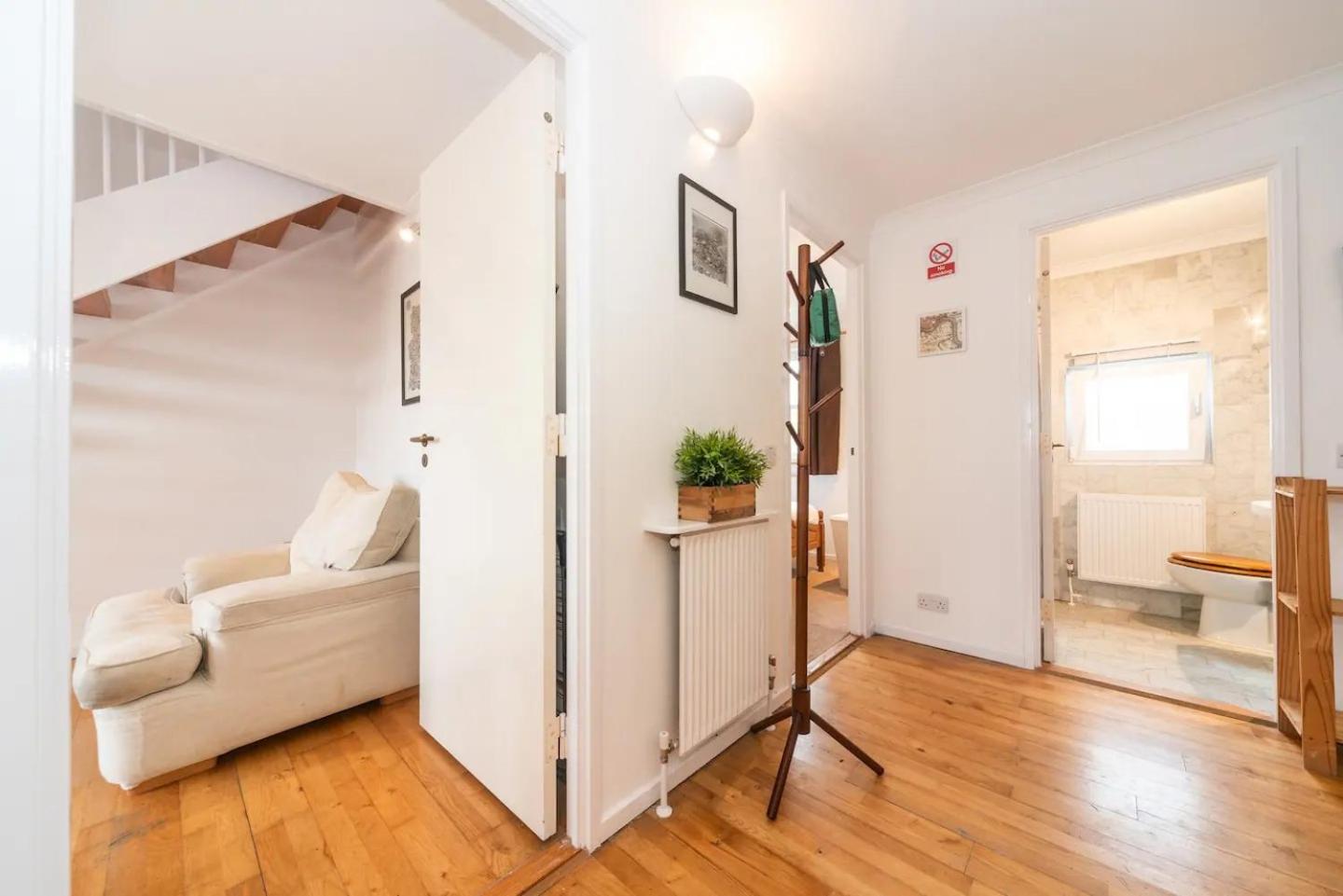 Sunny Maisonette with views over Canary Wharf, London