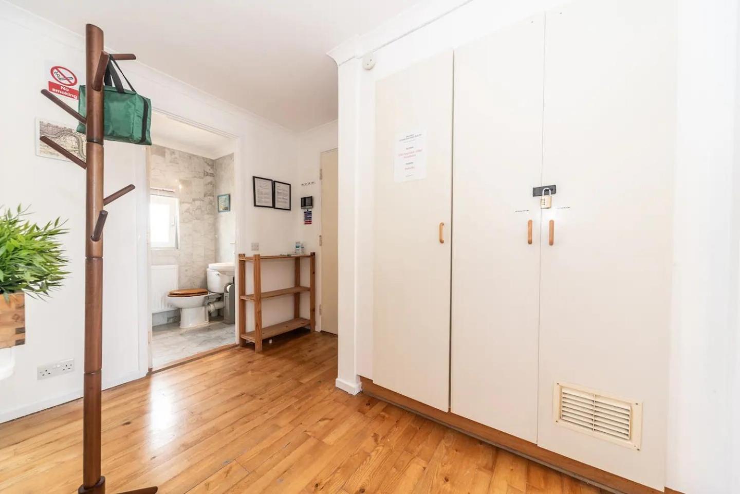 Sunny Maisonette with views over Canary Wharf, London