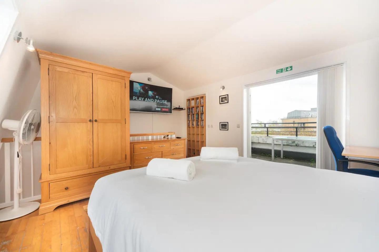 Sunny Maisonette with views over Canary Wharf, London