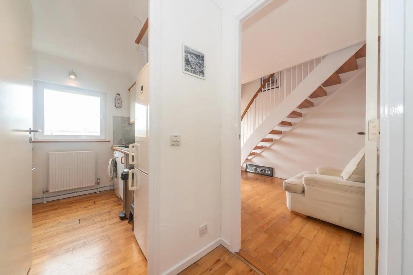 Sunny Maisonette with views over Canary Wharf, London
