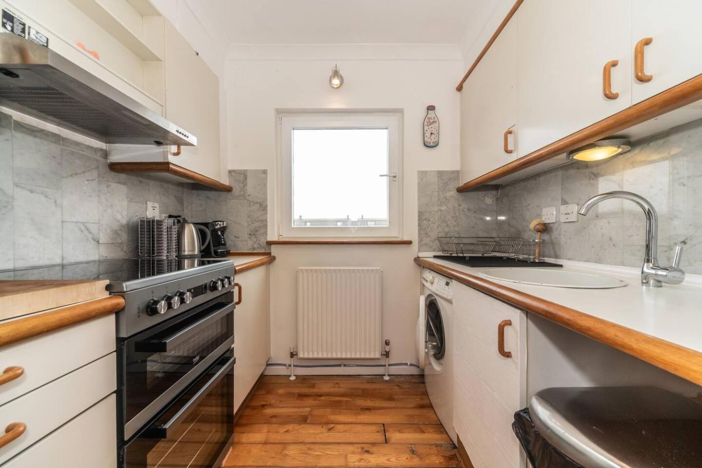 Sunny Maisonette with views over Canary Wharf, London
