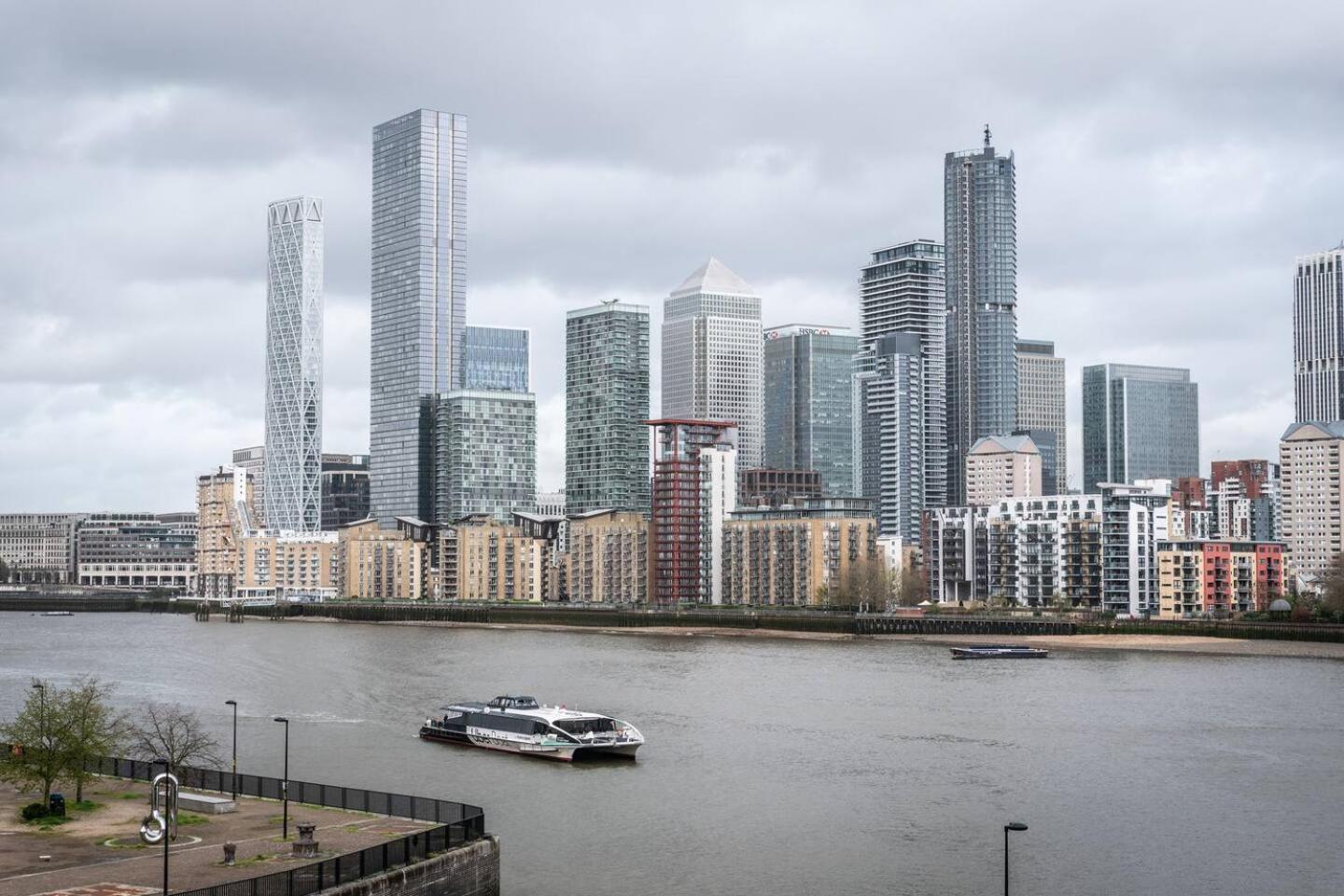 Sunny Maisonette with views over Canary Wharf, London