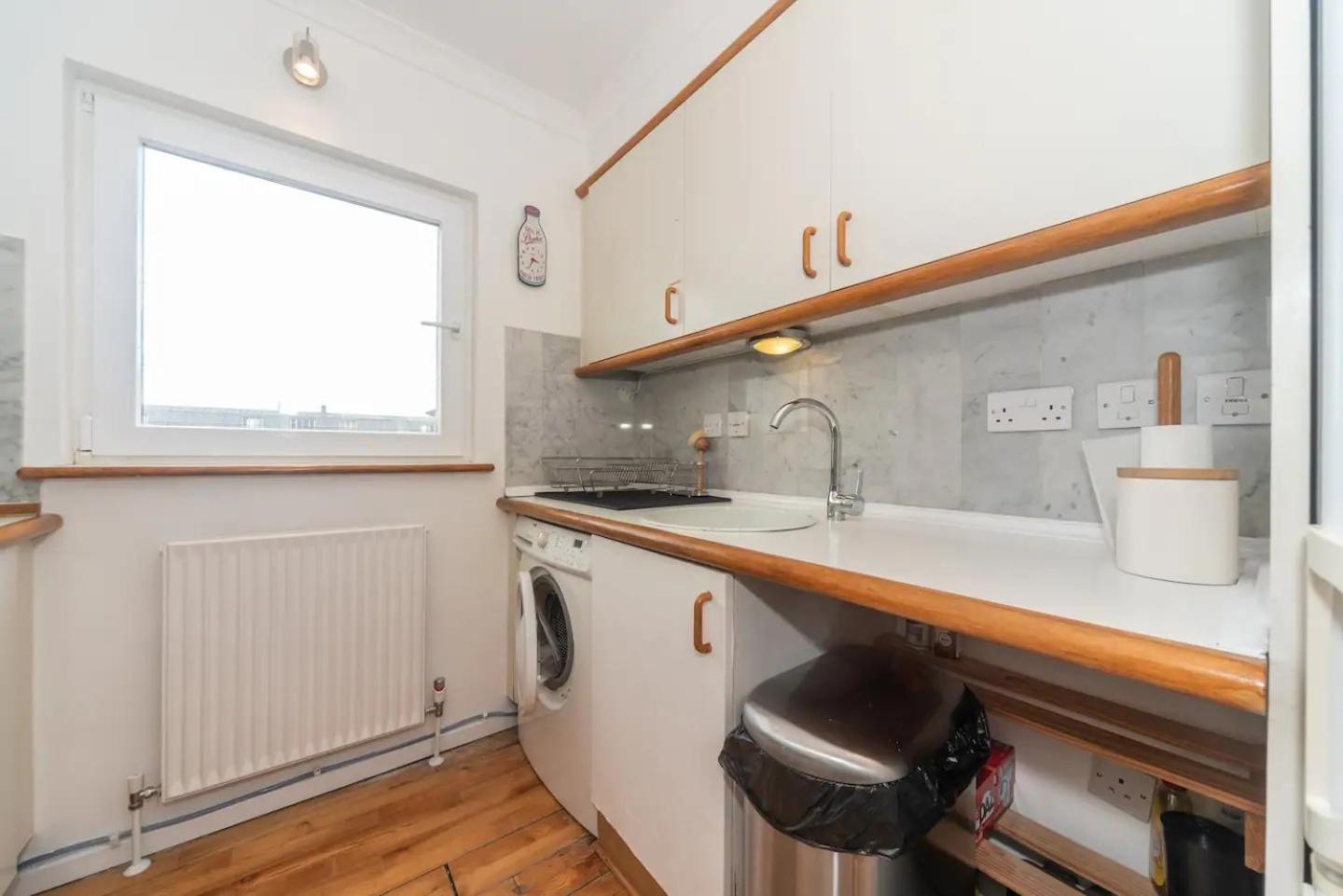 Sunny Maisonette with views over Canary Wharf, London