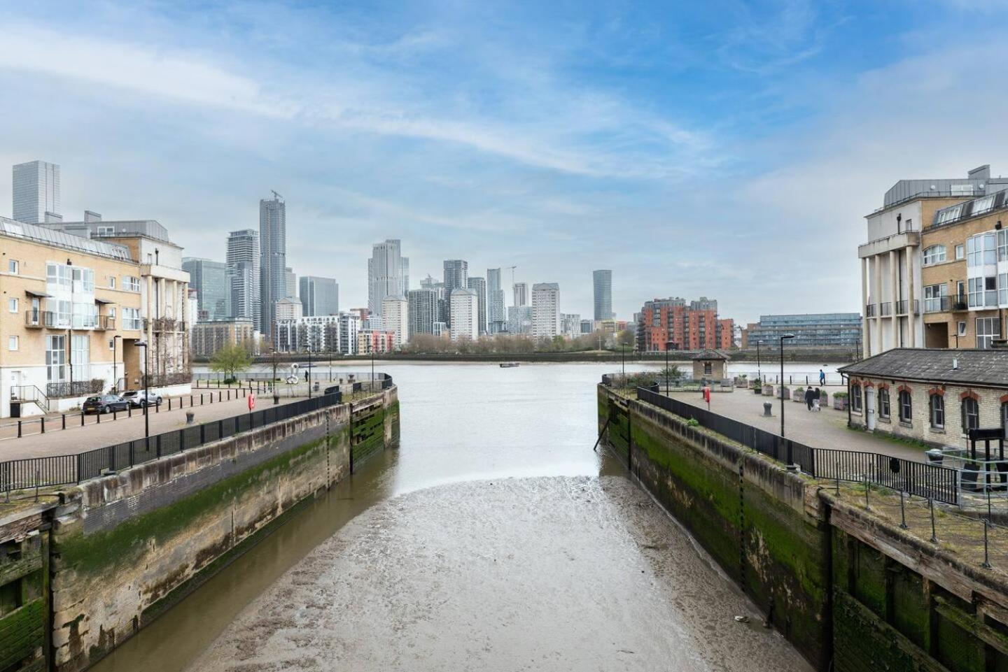 Sunny Maisonette with views over Canary Wharf, London