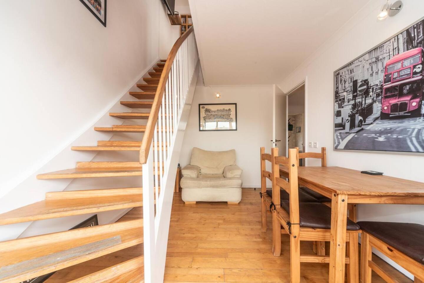 Sunny Maisonette with views over Canary Wharf, London