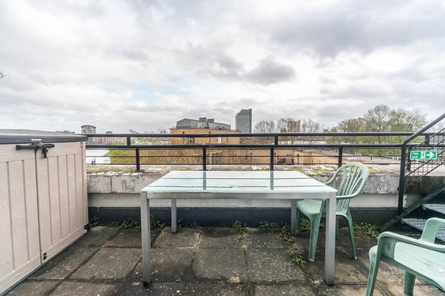 Sunny Maisonette with views over Canary Wharf, London