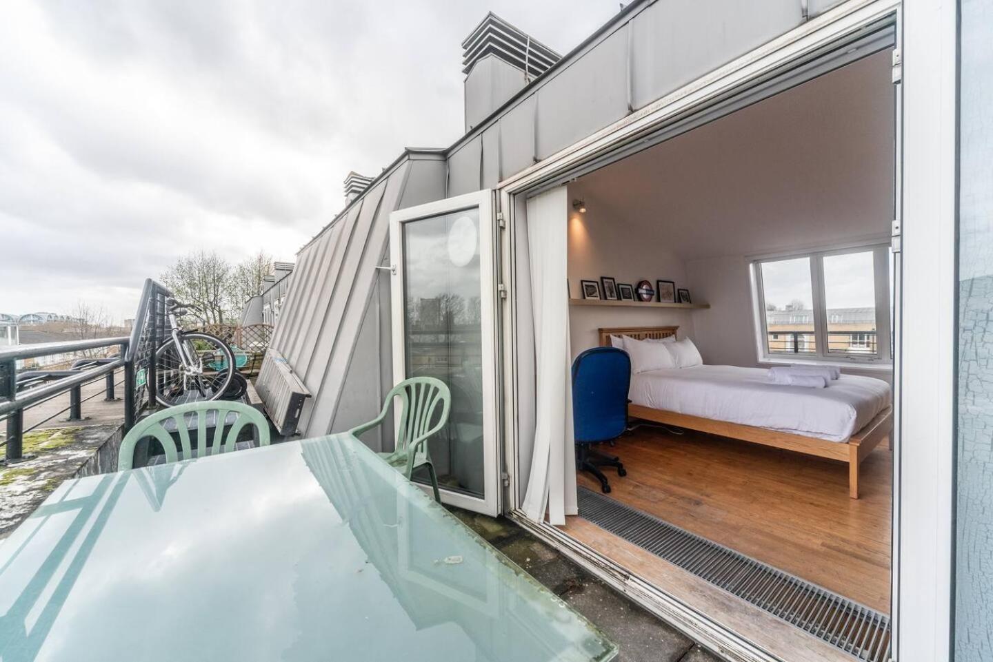 Sunny Maisonette with views over Canary Wharf, London
