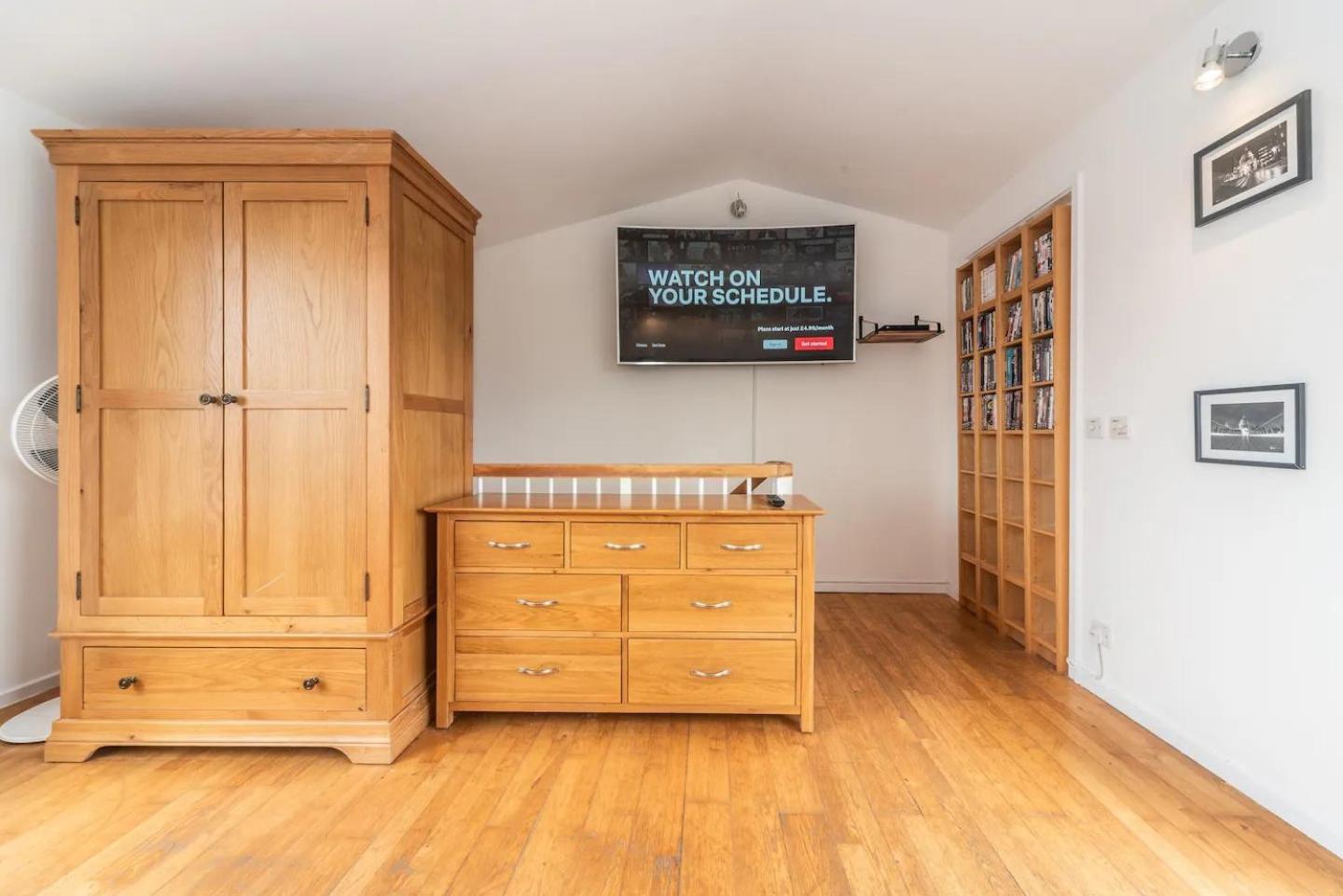 Sunny Maisonette with views over Canary Wharf, London