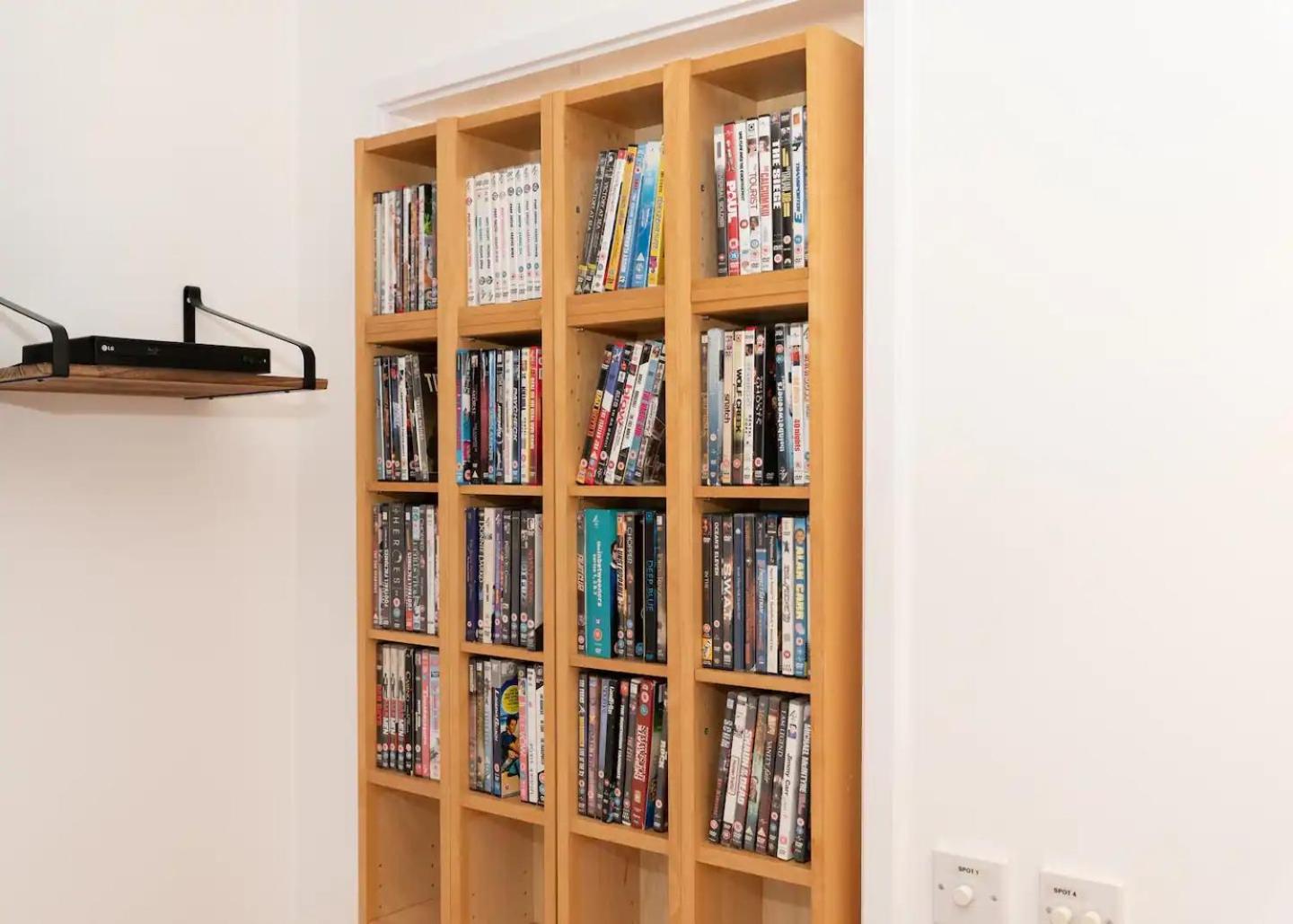 Sunny Maisonette with views over Canary Wharf, London