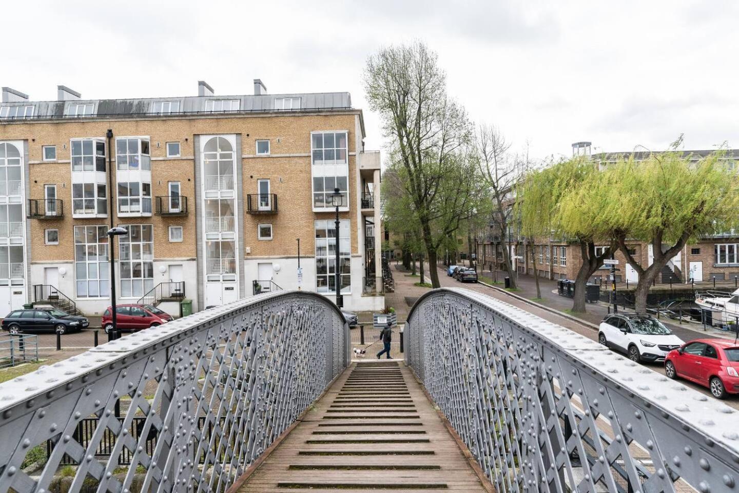 Sunny Maisonette with views over Canary Wharf, London