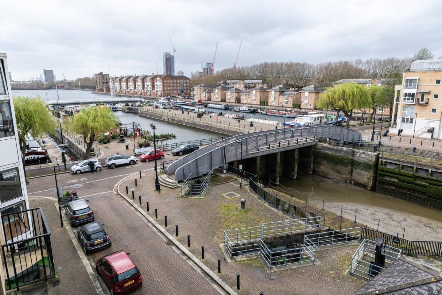Sunny Maisonette with views over Canary Wharf, London