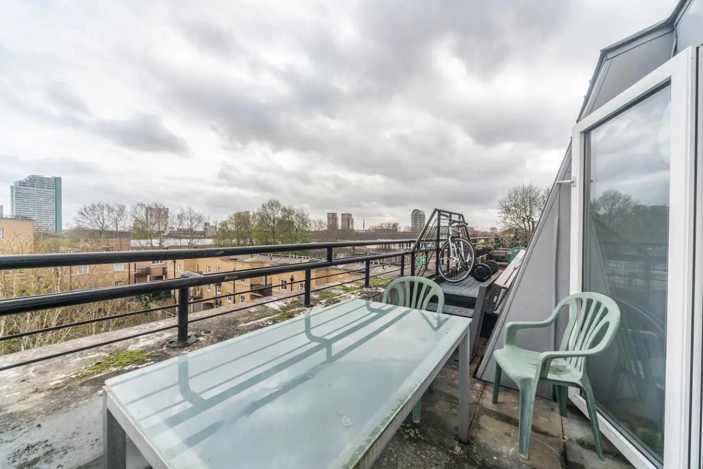 Sunny Maisonette with views over Canary Wharf, London