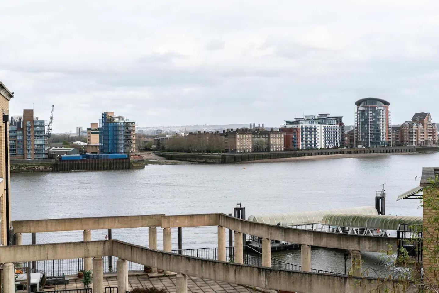 Sunny Maisonette with views over Canary Wharf, London
