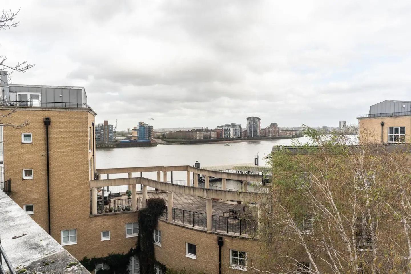 Sunny Maisonette with views over Canary Wharf, London