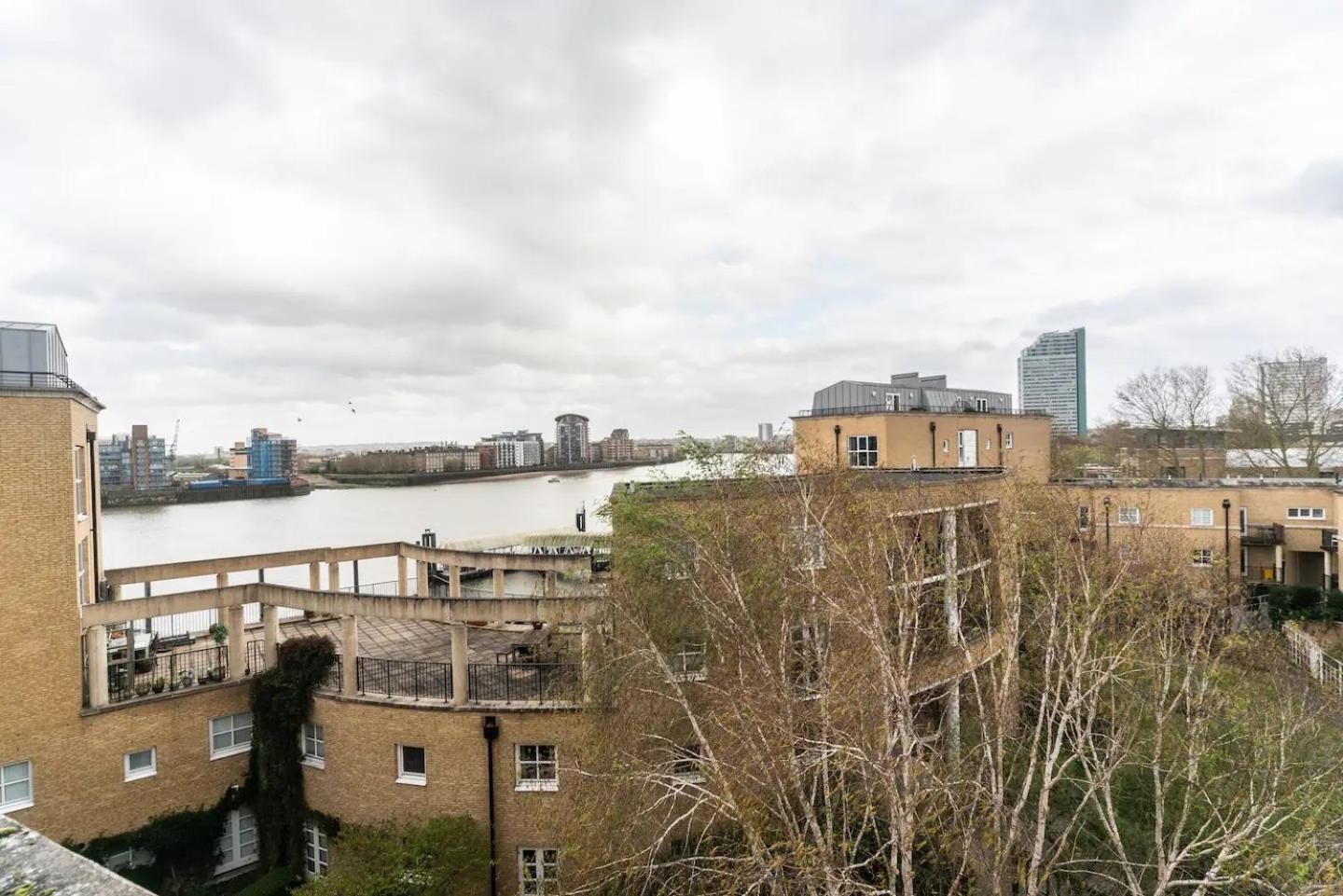 Sunny Maisonette with views over Canary Wharf, London
