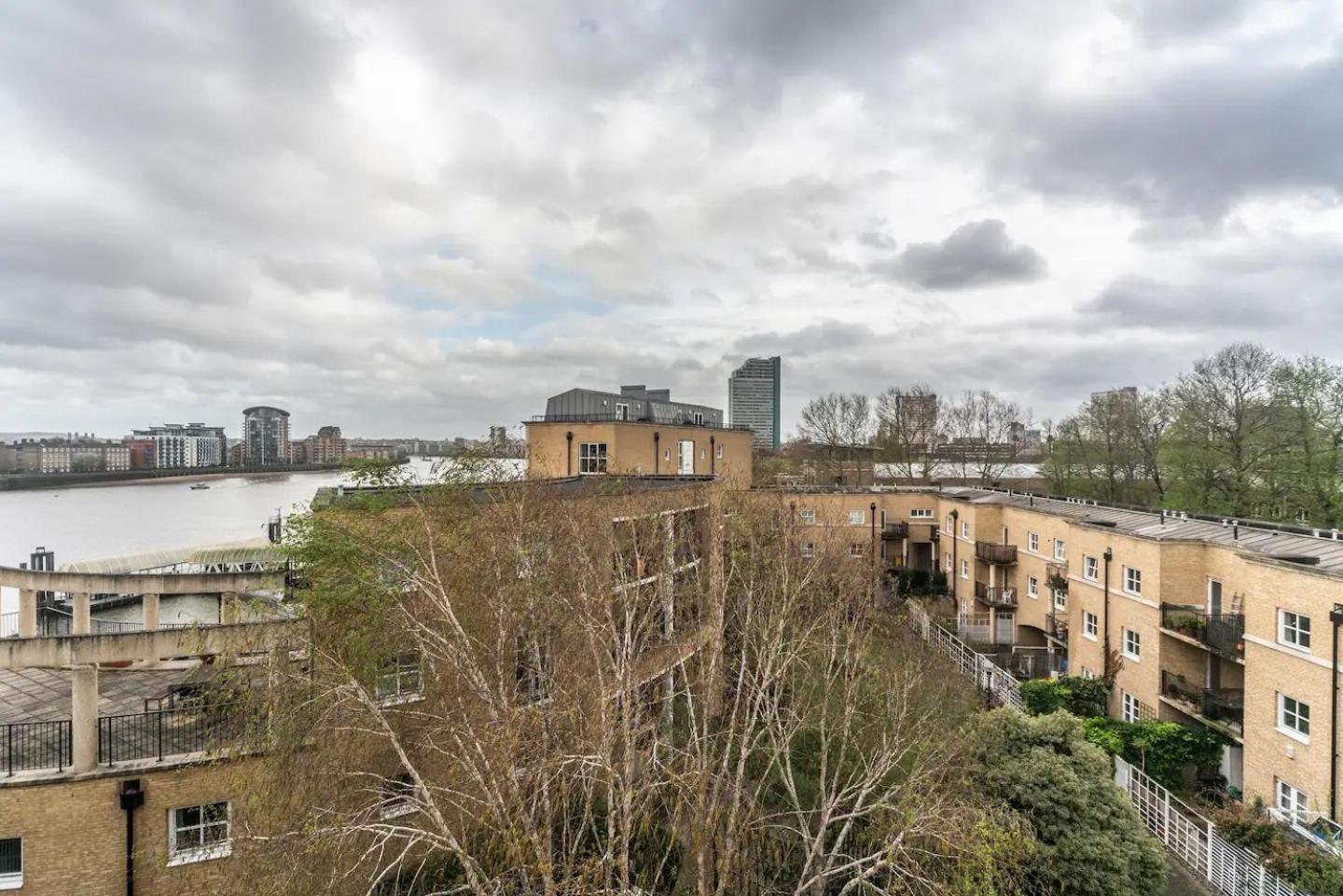 Sunny Maisonette with views over Canary Wharf, London