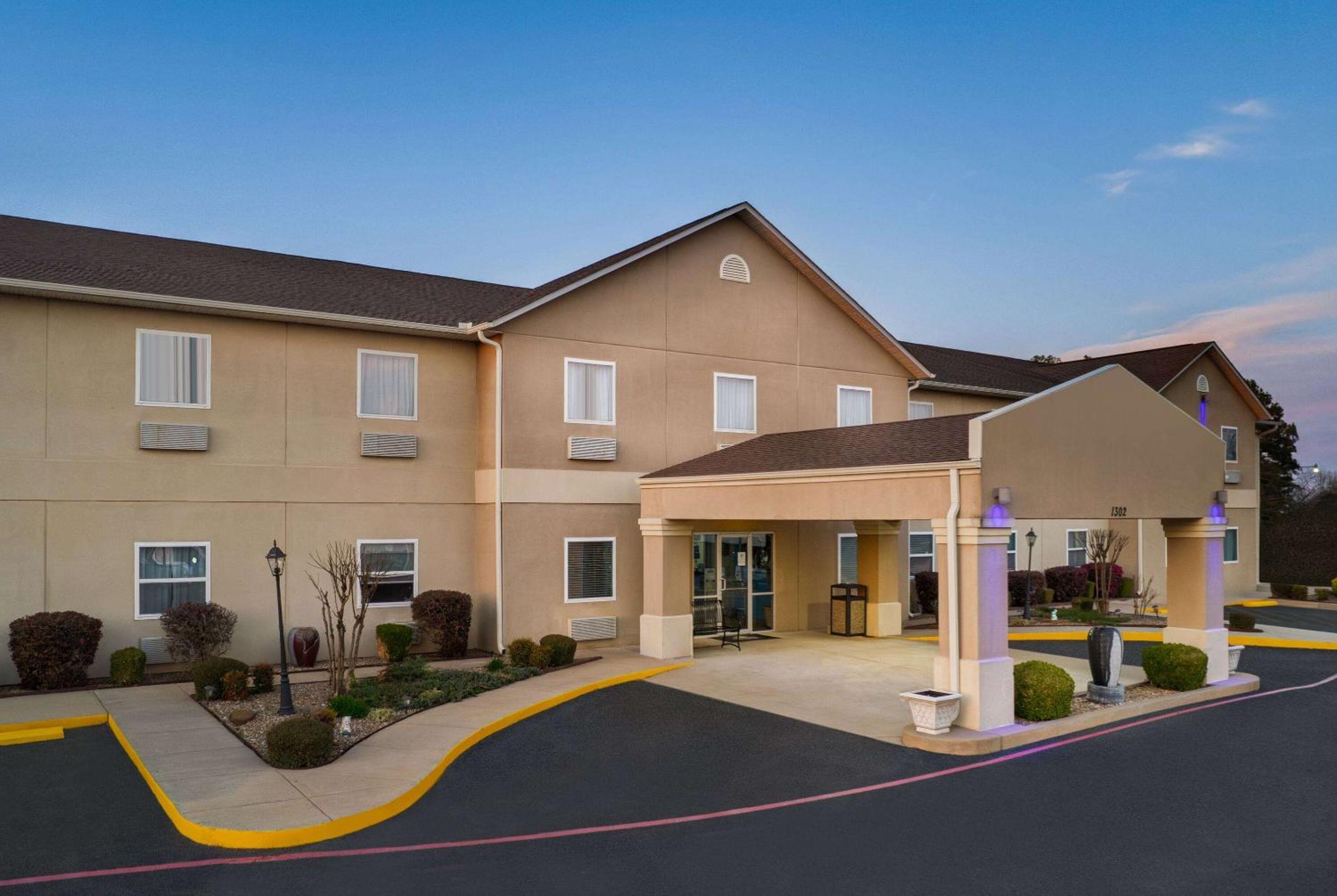 Days Inn & Suites by Wyndham Cabot view 2