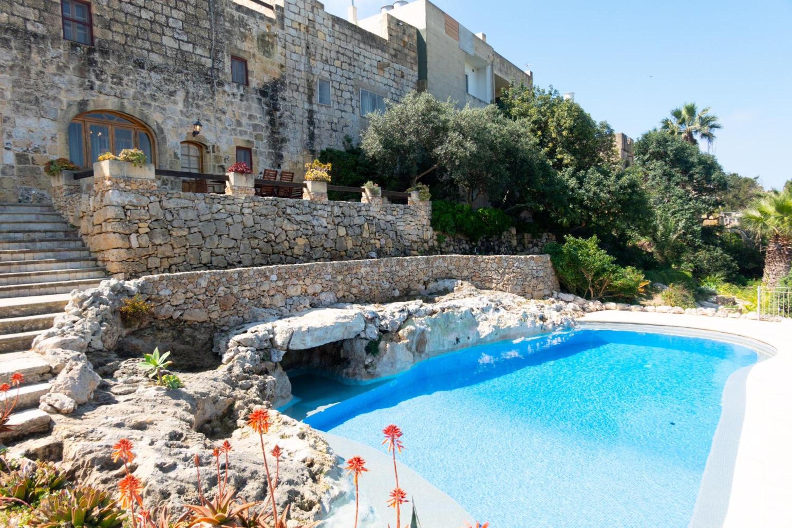 Villeleynah Amazing Gozitan Villa Pool - Happy Rentals photo 2