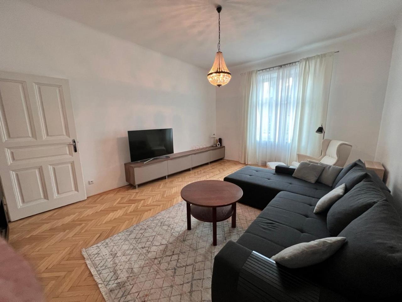 Stylish flat in city centre view 4