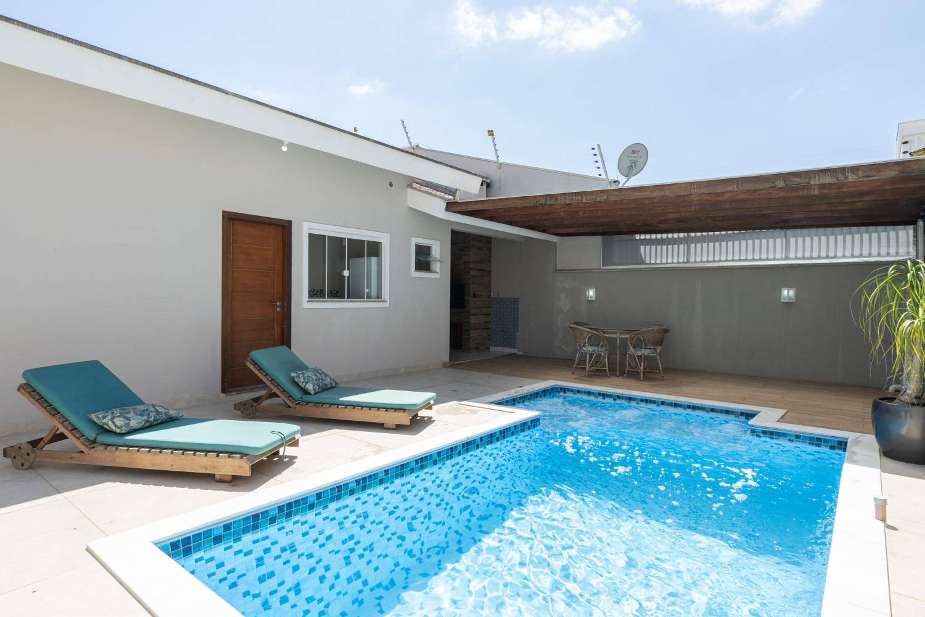 CASA em Bal Picarras 400m PRAIA, 1 suíte, 2 quartos, PISCINA, CHURRASQUEIRA 2 vagas privativas de garagem, TODOS os quartos e sala de estar CLIMATIZADOS, c