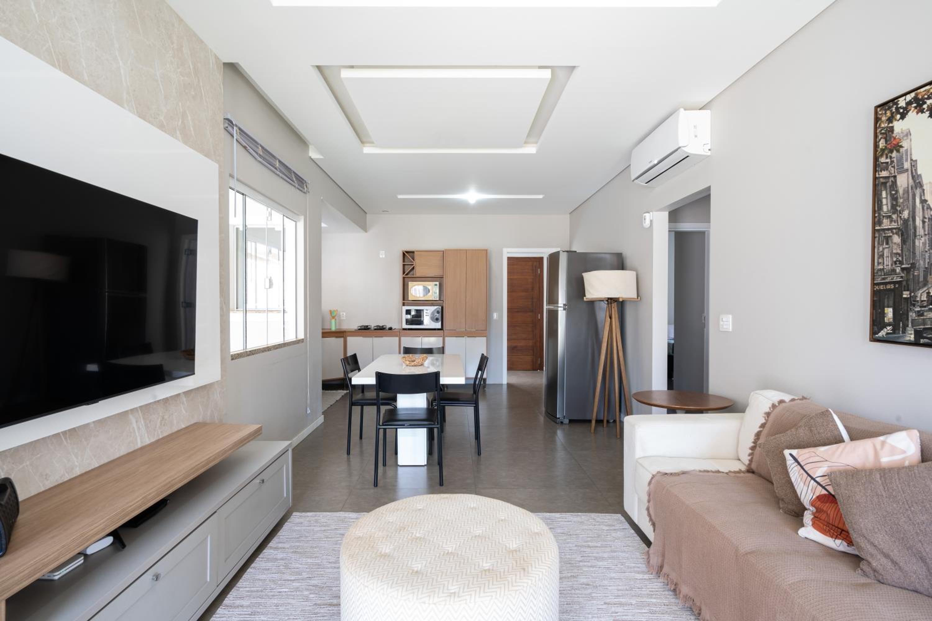 CASA em Bal Picarras 400m PRAIA, 1 suíte, 2 quartos, PISCINA, CHURRASQUEIRA 2 vagas privativas de garagem, TODOS os quartos e sala de estar CLIMATIZADOS, c