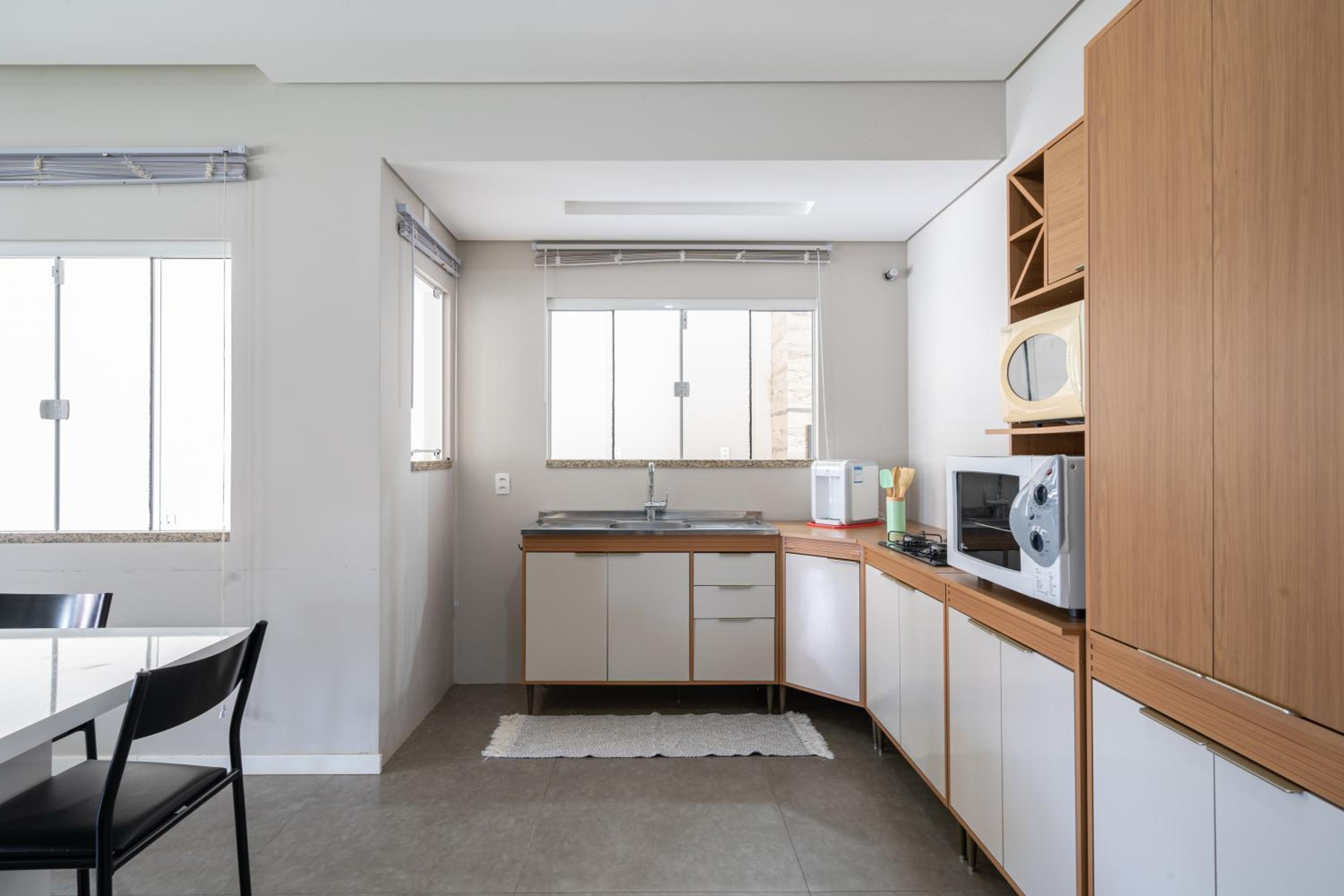 CASA em Bal Picarras 400m PRAIA, 1 suíte, 2 quartos, PISCINA, CHURRASQUEIRA 2 vagas privativas de garagem, TODOS os quartos e sala de estar CLIMATIZADOS, c