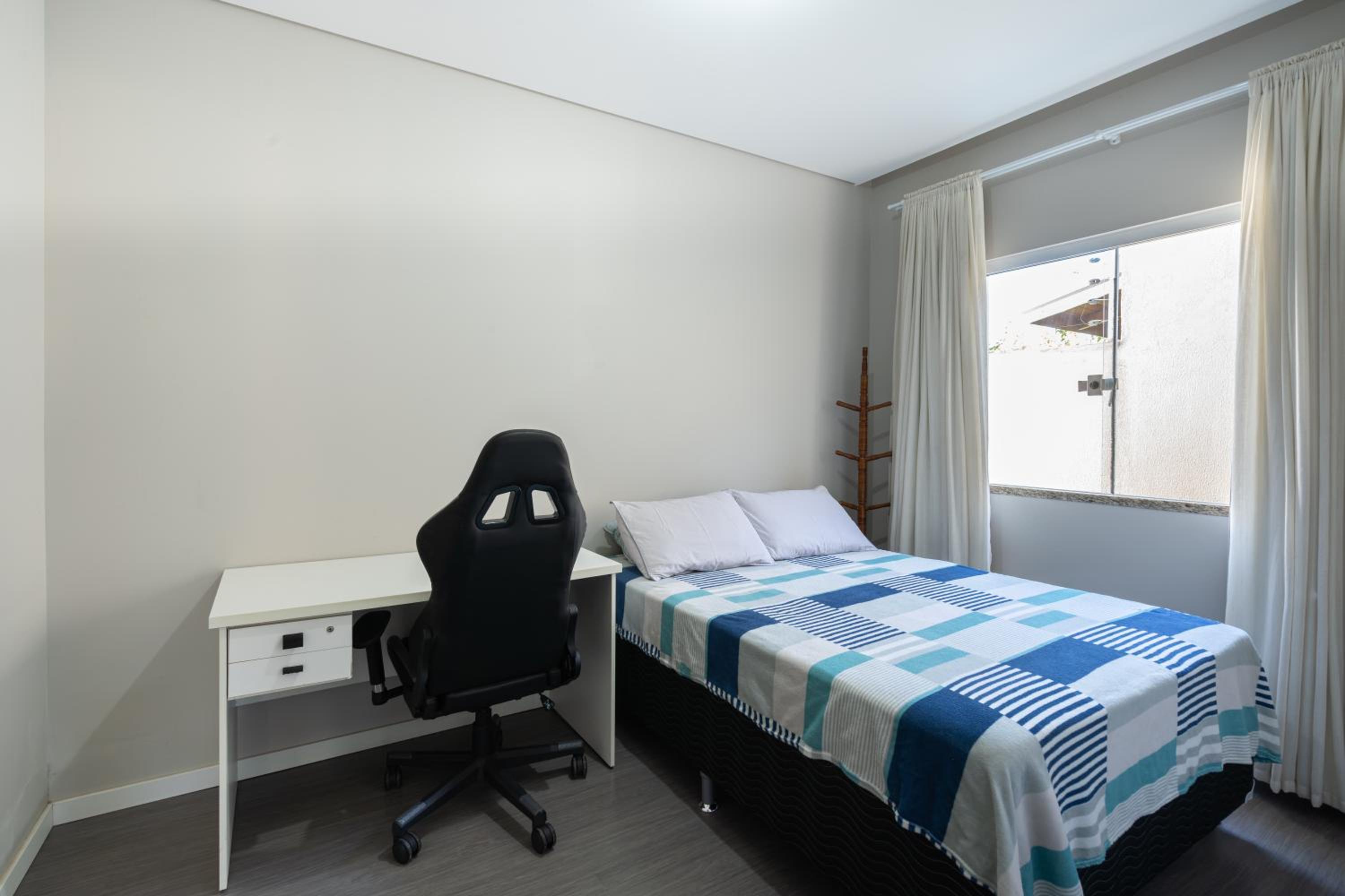 CASA em Bal Picarras 400m PRAIA, 1 suíte, 2 quartos, PISCINA, CHURRASQUEIRA 2 vagas privativas de garagem, TODOS os quartos e sala de estar CLIMATIZADOS, c